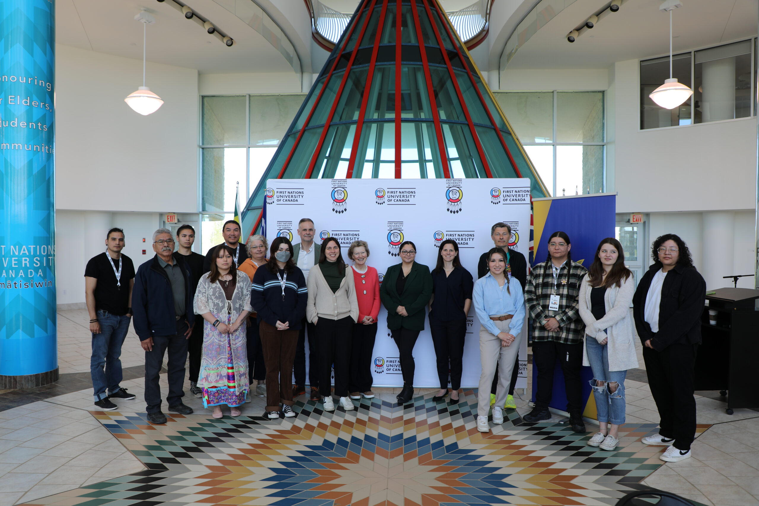 Membres du conseil d’administration de la Fondation des Prix Michener, panélistes et étudiant.e.s de l’UPNC lors de l'événement